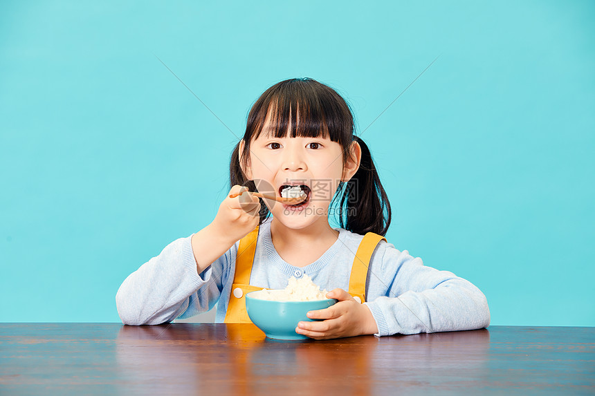 小女孩大口吃米饭
