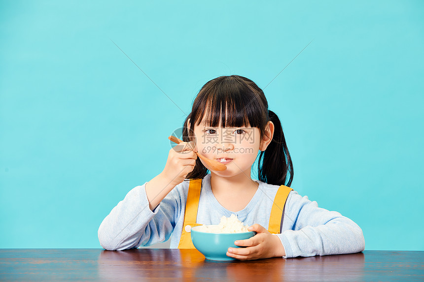 小女孩大口吃米饭