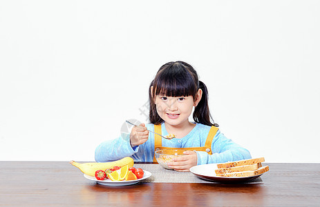 小女孩吃早餐图片