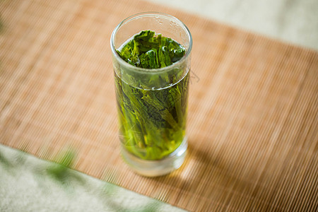 绿茶奶茶玻璃杯中的太平猴魁茶背景