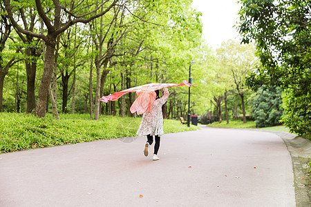 儿童奔跑小女孩放风筝背景