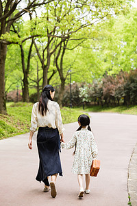 公园里母女可爱母女散步背影背景