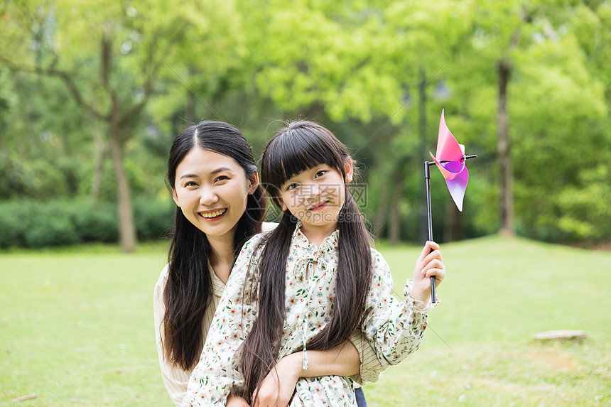 可爱母女玩风车图片