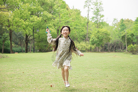 小女孩奔跑儿童节小女孩玩纸飞机背景