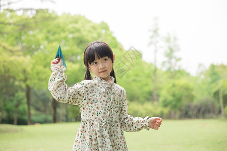 玩纸飞机小孩小女孩玩纸飞机背景