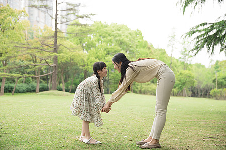 年轻妈妈可爱母女背景