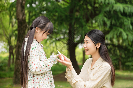 可爱母女擦防晒霜图片