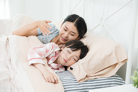 六一儿童节妈妈为女儿驱蚊背景