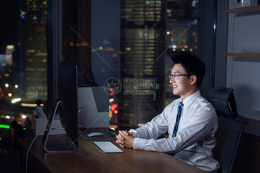 商务男士深夜加班图片