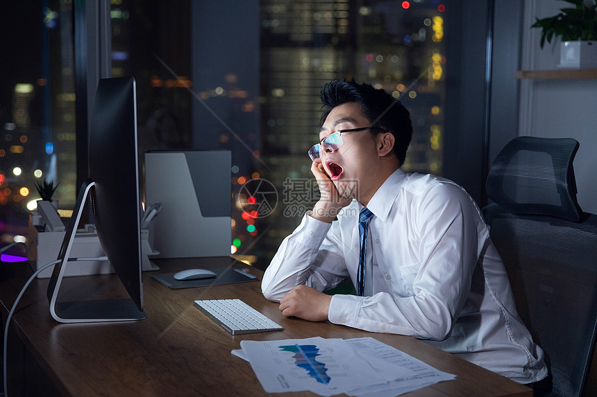 商务男士深夜加班劳累图片