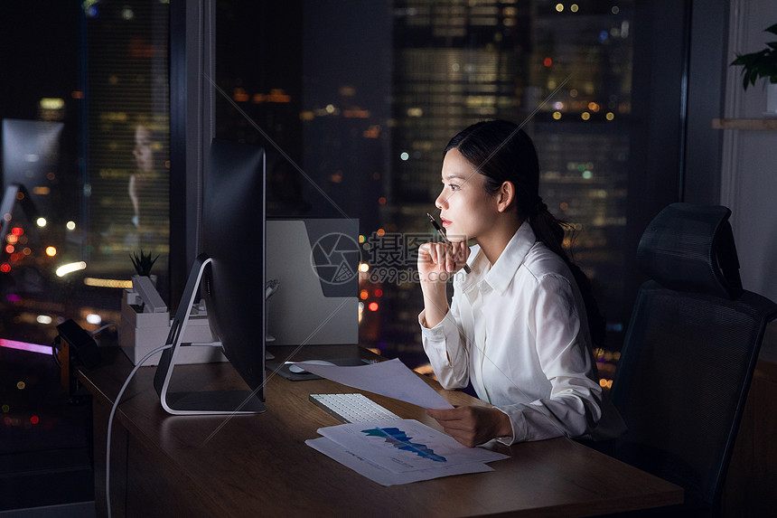 商务女性深夜加班高清图片下载-正版图片501282106-摄图网
