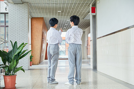 小学生课间在走廊聊天图片