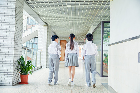 小学生课间在走廊聊天图片