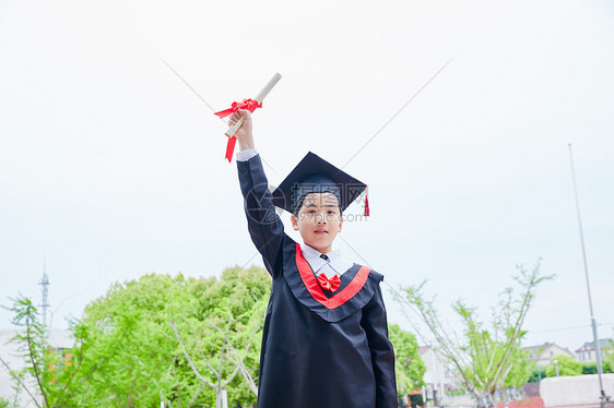 小学毕业生手举证书图片