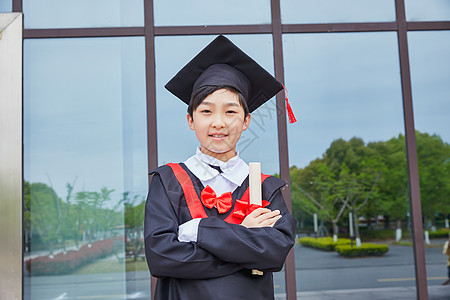 小孩看电视小学毕业生背景