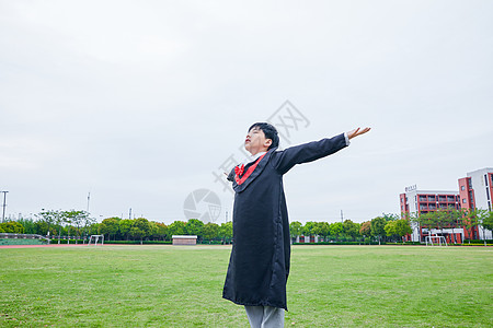 小学毕业生拥抱未来图片素材