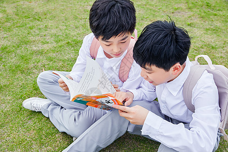 小学生户外阅读图片
