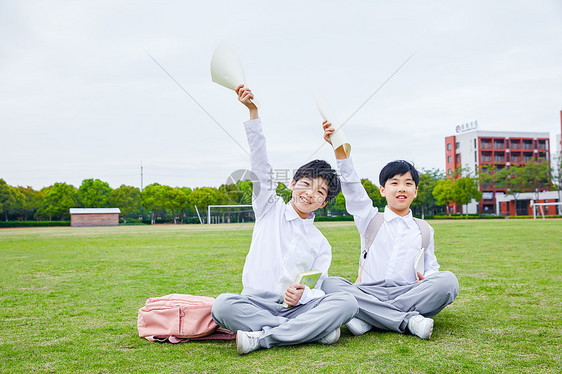 小学生手举试卷图片