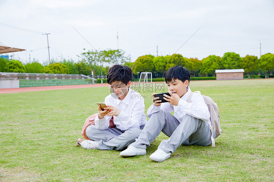 小学生操场玩手机图片