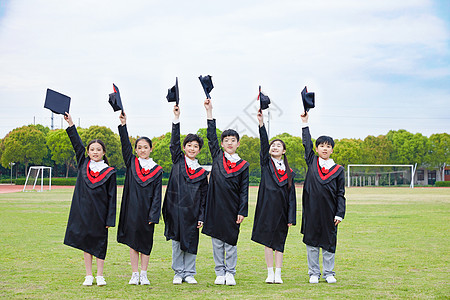 小学毕业生手举帽子图片