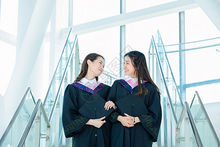 大学生闺蜜美女拎包高清图片