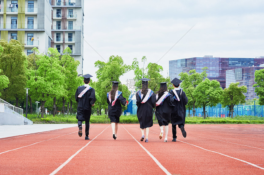 毕业大学生奔跑图片