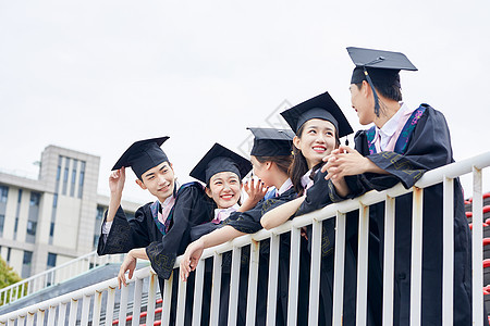 大学毕业生操场聊天图片