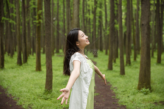 青春美女郊游图片