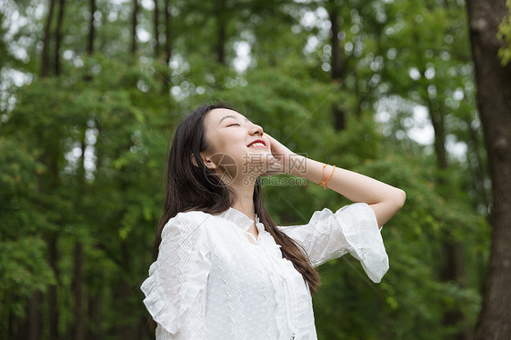 青春美女郊游图片