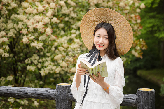 复古美女郊游图片