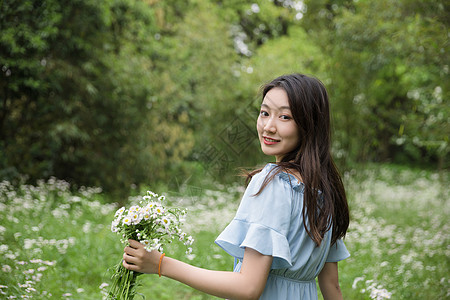 森系美女郊游背景图片