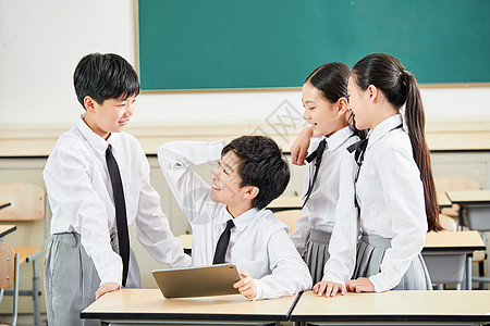 小学生在教室课间活动背景图片