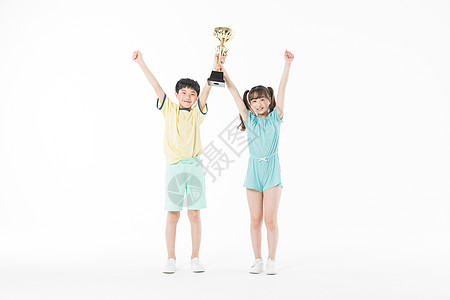 儿童高举奖杯图片