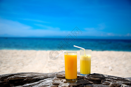 海边喝果汁图片