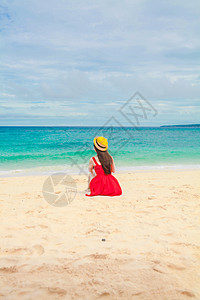 红沙滩海边少女背景