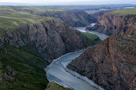 新疆天山大峡谷河谷风光背景图片