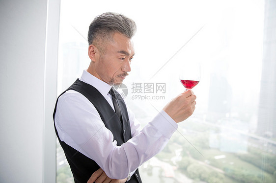 商务男士品红酒图片