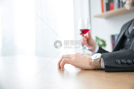 商务男士品红酒图片