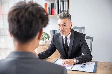 商务男士会谈图片