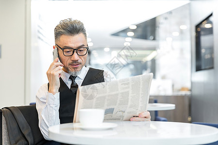 商务男士看报纸高清图片