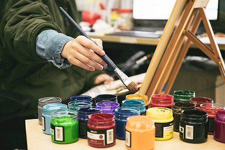 颜料喷溅美术老师在画室作画背景