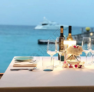海边酒杯马尔代夫度假晚餐背景
