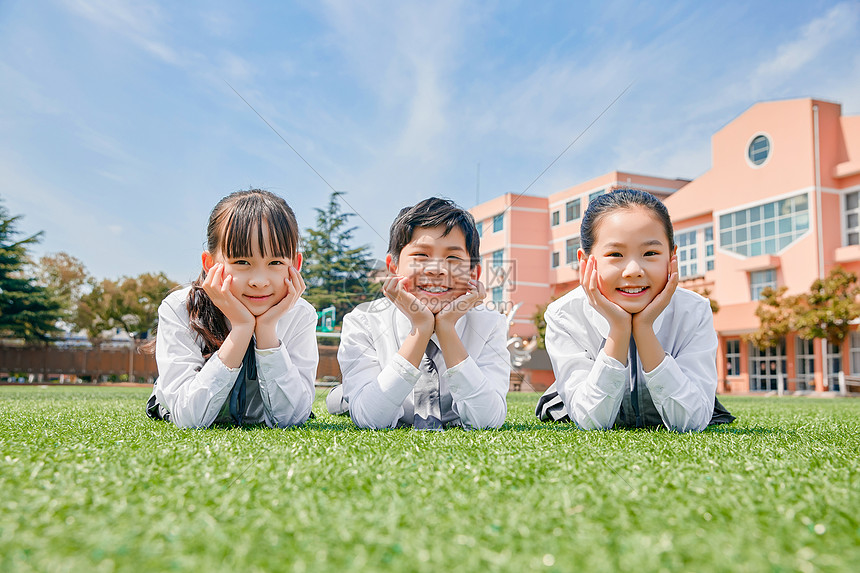 小学生操场活动图片