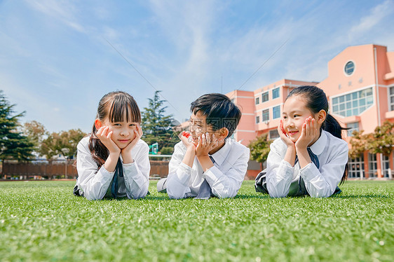 小学生操场活动图片