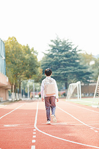 小学生放学图片