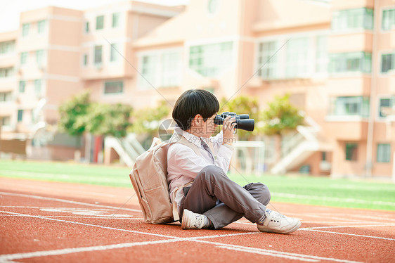 小学生操场玩望远镜图片