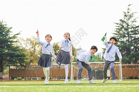 小学生扔纸飞机高清图片