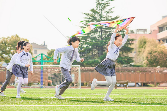 小学生放风筝图片