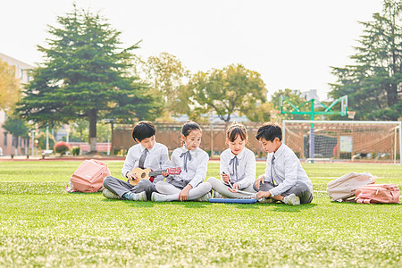 小学生操场活动图片