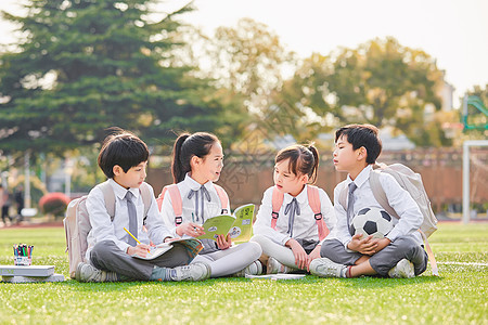 小学生操场上看书背景图片